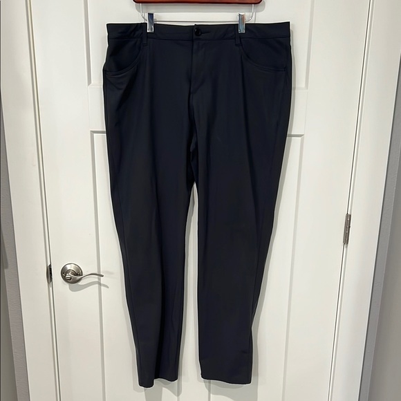 Vuori Pants with Straight Leg Sz 38 - Picture 1 of 9